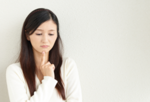 悩む女性